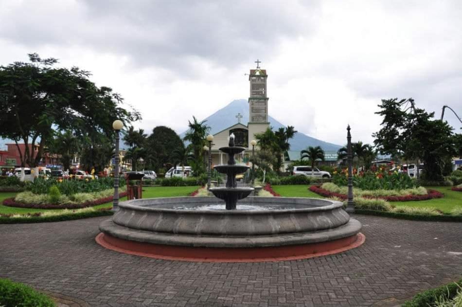 Sleeping Mountain Arenal Hotell La Fortuna Exteriör bild